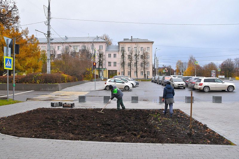 В Твери продолжаются сезонные работы по благоустройству