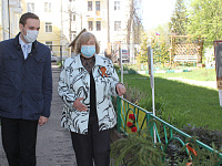 В Твери жители дома №54 по улице Пичугина организовали у себя во дворе аллею  в честь воевавших родственников 