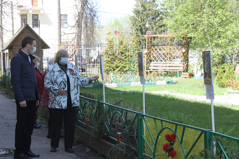 В Твери жители дома №54 по улице Пичугина организовали у себя во дворе аллею  в честь воевавших родственников 